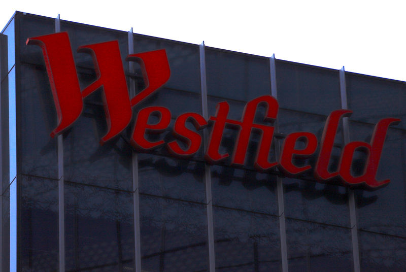 © Reuters. A Westfield Corp sign adorns the side of a building in central Sydney