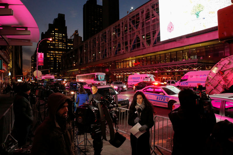 © Reuters. Membros da mídia se reúnem do lado de fora do terminal de ônibus de Port Authority, em Nova York