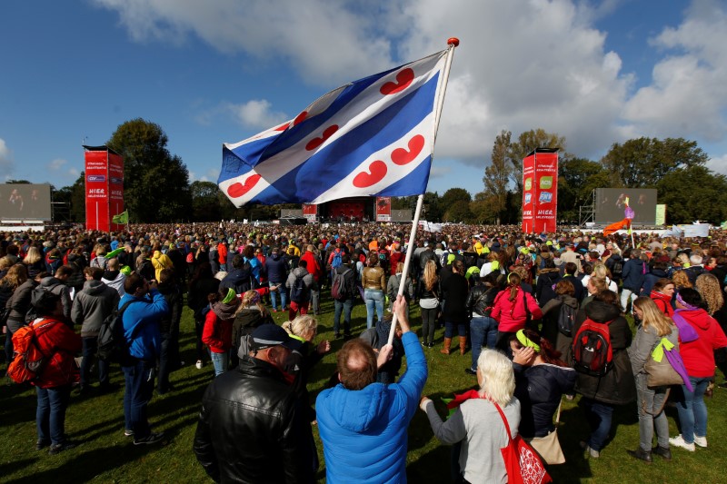 © Reuters. Professores do ensino primário da Holanda participam de greve em Haia