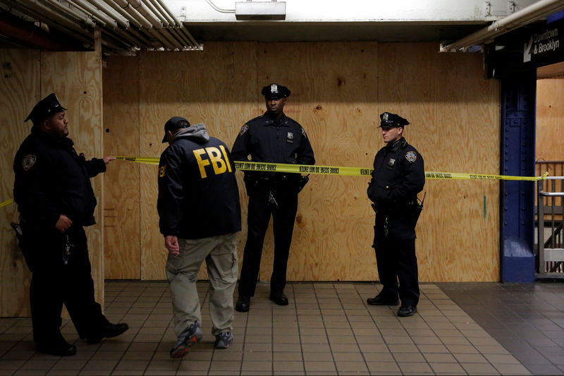 © Reuters. Membro do FBI entra em cena de crime abaixo do terminal de ônibus de Port Authority após tentativa de explosão  em Nova York, Estados Unidos