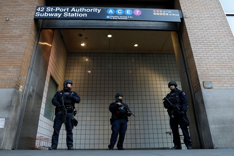 © Reuters. محققون يبحثون عن أدلة في محاولة تفجير بنيويورك