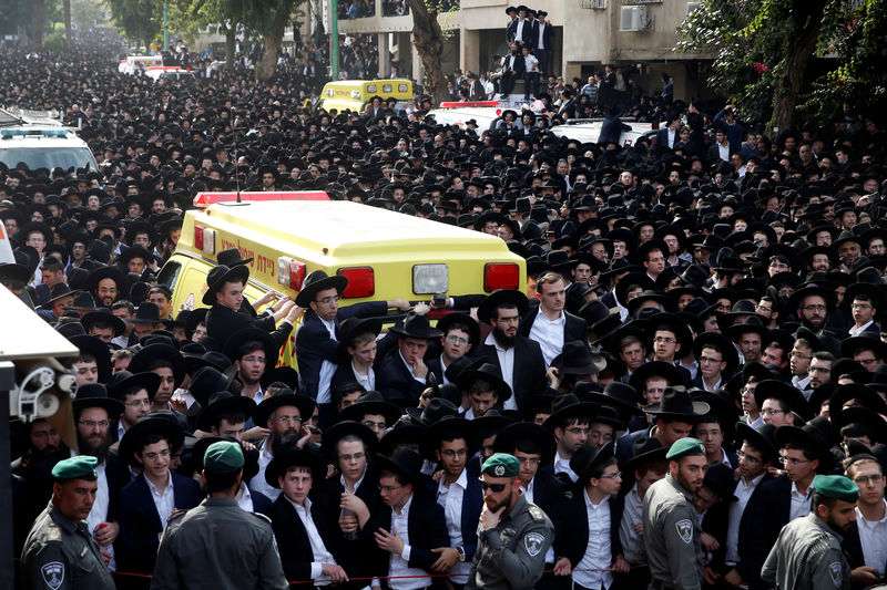 © Reuters. مئات الآلاف في إسرائيل يشيعون حاخاما متشددا توفي عن 104 أعوام