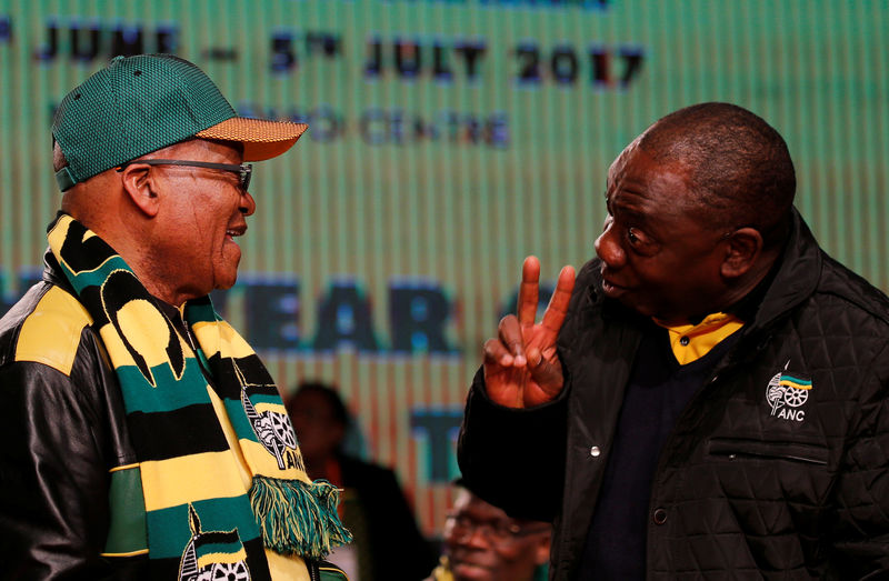 © Reuters. FILE PHOTO: South Africa's President Jacob Zuma (L) chats to his deputy Cyril Ramaphosa ahead of  the  African National Congress 5th National Policy Conference at the Nasrec Expo Centre in Soweto