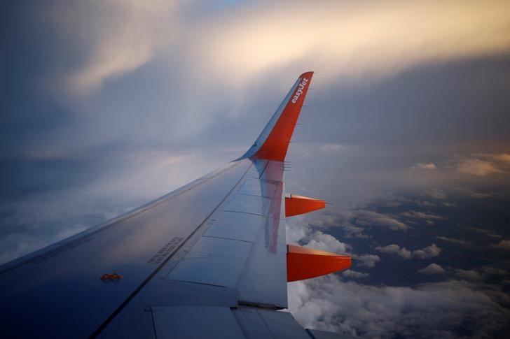 © Reuters. General view of the wing on an EasyJet flight on route from London to Zurich