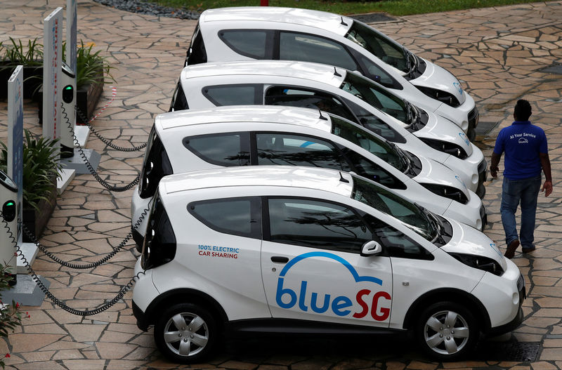 © Reuters. Veículos elétricos de compartilhamento da BlueSG são carregados em estações durante seu lançamento em Cingapura