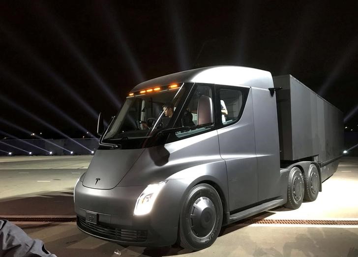 © Reuters. Novo caminhão semi elétrico da Tesla durante apresentação em Hawthorne, Estados Unidos