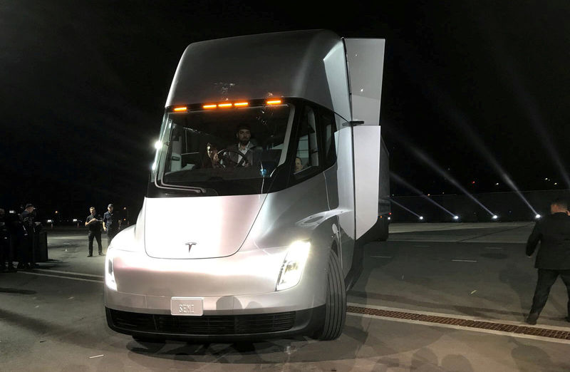 © Reuters. FILE PHOTO: Tesla's new electric semi truck is unveiled during a presentation in Hawthorne