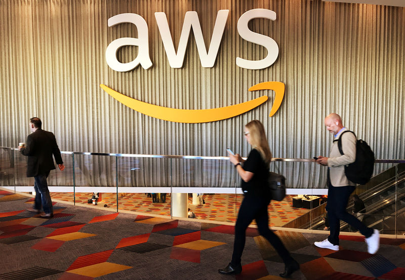 © Reuters. Visitantes da conferência anual de computação em nuvem da Amazon caminham diante do logo da Amazon Web Service (AWS) em Las Vegas, Estados Unidos