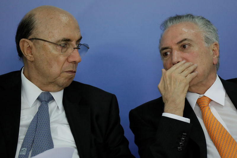 © Reuters. O presidente brasileiro Michel Temer (à direita) e o ministro da Fazenda, Henrique Meirelles, durante evento no Palácio do Planalto, em Brasília