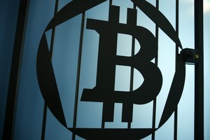 © Reuters. A Bitcoin (virtual currency) logo is pictured on a door at La Maison du Bitcoin in Paris