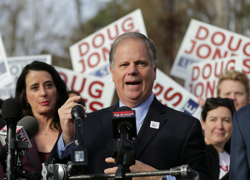 © Reuters. Democratic Alabama U.S. Senate candidate Doug Jones votes at Brookwood Baptist Church in Mountain Brook