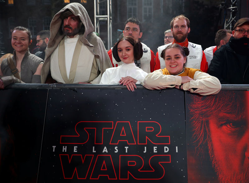 © Reuters. People dressed in costume wait for arrivals at the European Premiere of 'Star Wars: The Last Jedi', at the Royal Albert Hall in central London