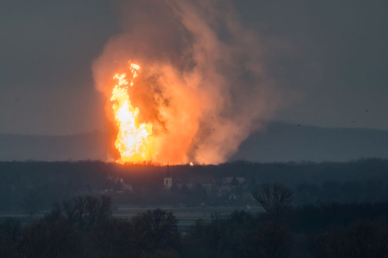 © Reuters. A column of fire is seen after an explosion ripped through Austria's main gas pipeline hub in Baumgarten