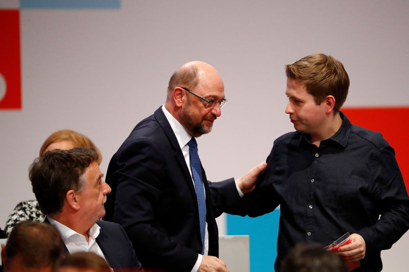 © Reuters. Social Democratic Party (SPD) leader Martin Schulz and Kevin Kuehnert, the head of SPD's youth wing,   during an SPD party convention in Berlin