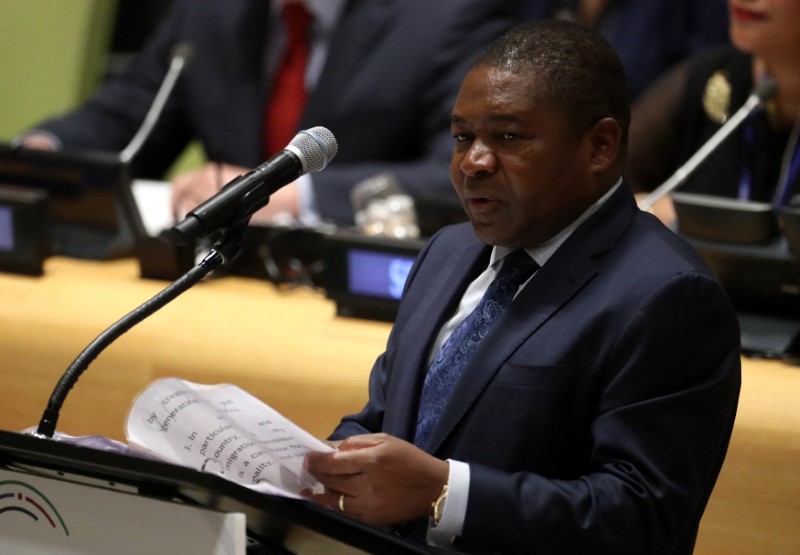 © Reuters. FILE PHOTO: President Nyusi of Mozambique speaks at a high-level meeting on addressing large movements of refugees and migrants at the United Nations General Assembly in New York