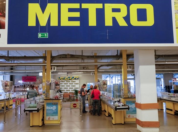 © Reuters. Customers are seen at cash desk of Metro cash and carry store in Kiev