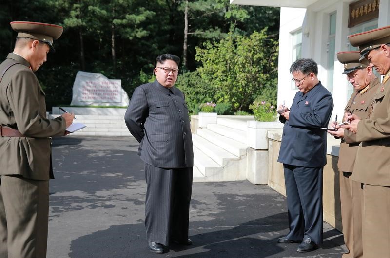 © Reuters. زعيم كوريا الشمالية يقلد علماء الصواريخ أوسمة ويعد بالمزيد من الأسلحة