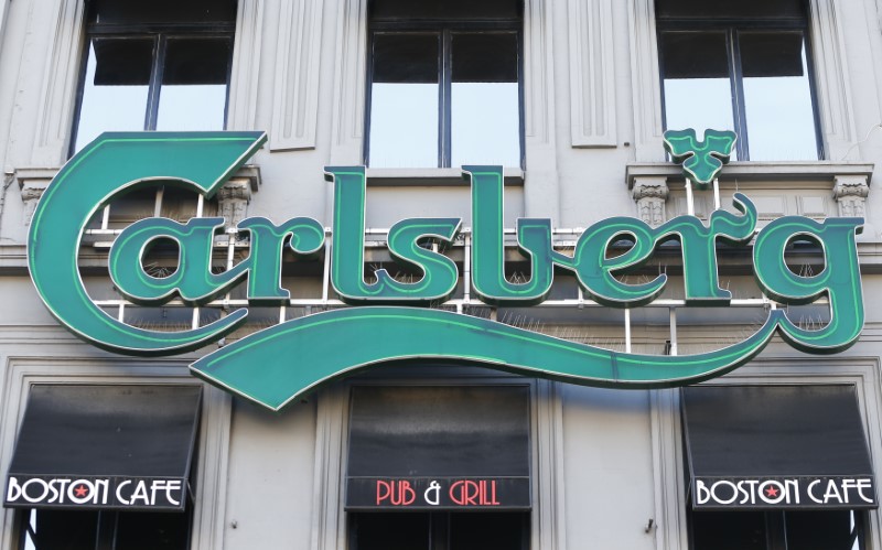 © Reuters. A logo of Carlsberg beer is seen on the entrance of a pub in Brussels