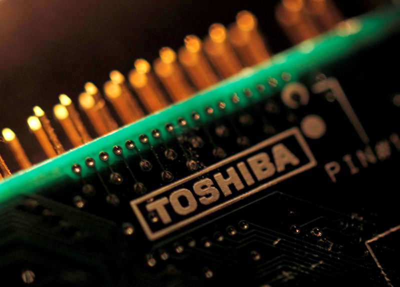 © Reuters. Toshiba y Western Digital zanjan la disputa sobre la filial de chips