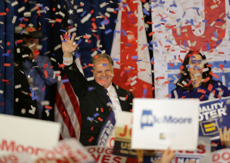 © Reuters. Candidato democratico al Senato Usa in Alabama Doug Jones durante il party per la vittoria.