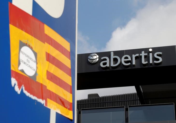 © Reuters. Logo Abertis dietro bandiera della Catalogna con adesivo a sostegno referendum separatista