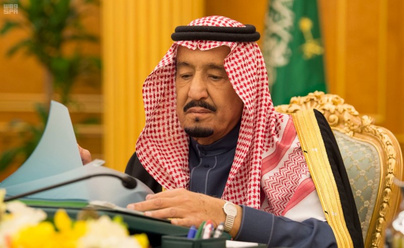 © Reuters. Saudi Arabia's King Salman bin Abdulaziz Al Saud presides over a cabinet meeting in Riyadh