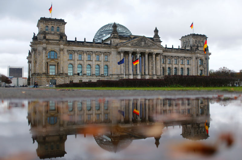 © Reuters. The Reichstag building, seat of the Bundestag, is seen in Berlin