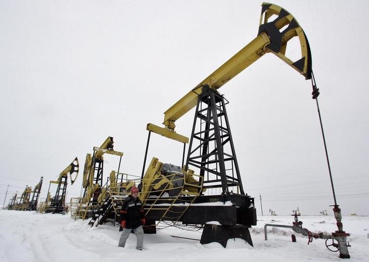 © Reuters. Рабочий на Гремихинском нефтяном месторождении к востоку от Ижевска