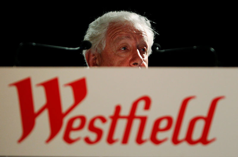 © Reuters. FILE PHOTO: Westfield Group Chairman Frank Lowy addresses an investors briefing in central Sydney