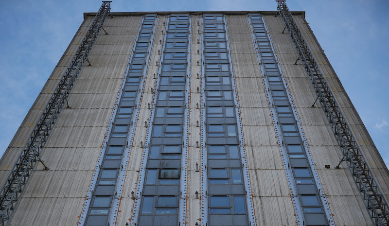 © Reuters. Cladding is removed from the outer walls of Dorney Tower residential block on the Chalcots estate in north London