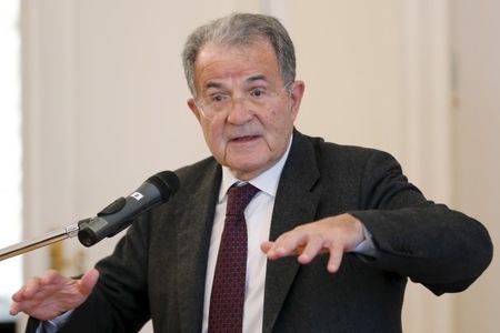 © Reuters. L'ex premier e leader dell'Ulivo Romano Prodi