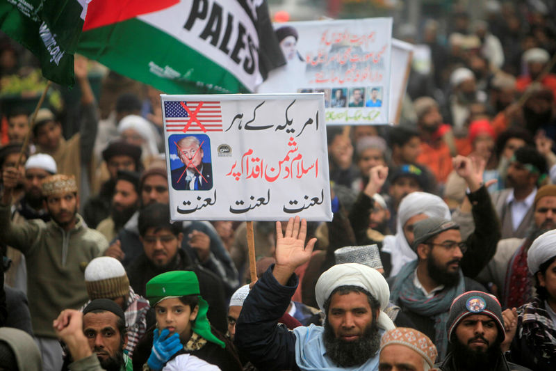 © Reuters. Lahore, Pakistan: protesta oggi contro Usa e Israele sul riconoscimento di Gerusalemme come capitale dello Stato ebraico