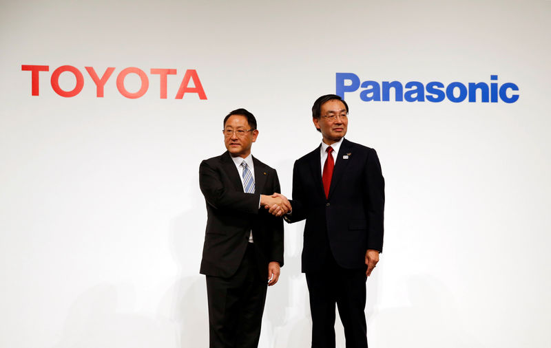 © Reuters. Presidentes da Toyota Motor, Akio Toyoda, e da Panasonic, Kazuhiro Tsuga, durante coletiva de imprensa conjunta em Tóquio, Japão