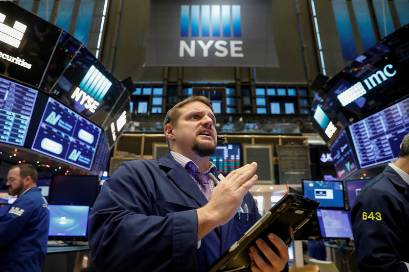 © Reuters. Traders work on the floor of the NYSE in New York