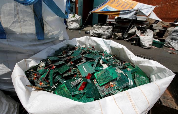 © Reuters. دراسة: النفايات الإلكترونية تسجل مستوى مرتفعا جديدا والخسائر تشمل ذهبا وفضة
