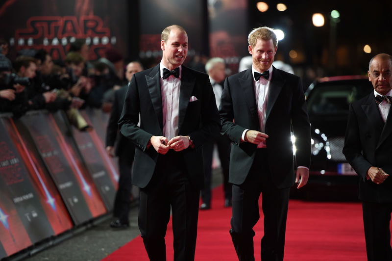 © Reuters. Príncipes William e Harry no tapete de "Star Wars: Os Últimos Jedi" em Londres