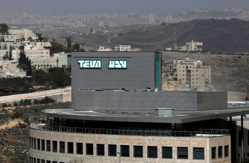 © Reuters. FILE PHOTO: The logo of Teva Pharmaceutical Industries, the world's biggest generic drugmaker and Israel's largest company, is seen in Jerusalem