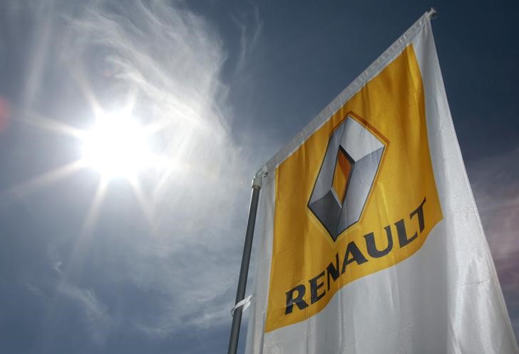 © Reuters. Bandeira da Renault em concessionária em Nice, França