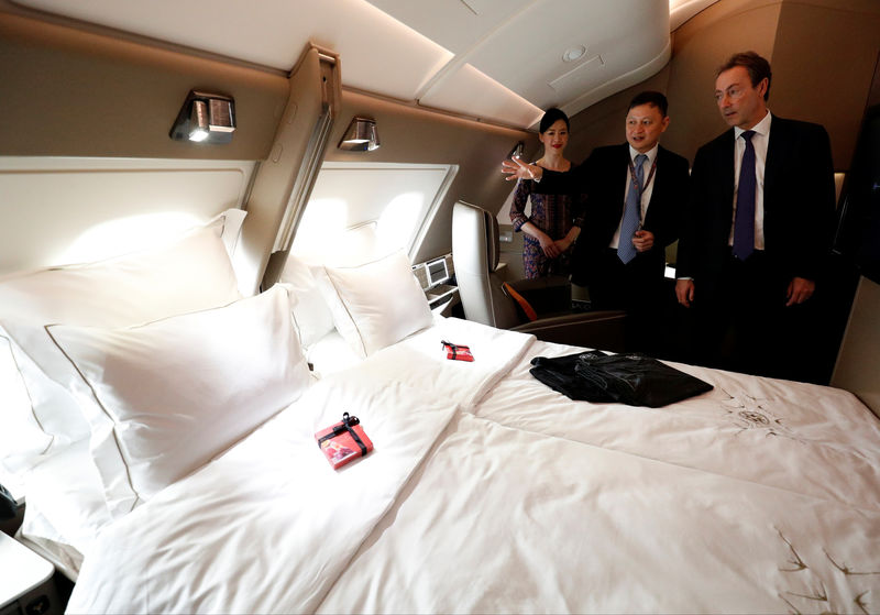 © Reuters. Airbus Chief Operating Officer Fabrice Bregier and Singapore Airlines CEO Goh Choon Phong take a tour of the newly launched Suites cabin on a Singapore Airlines' A380 at Changi Airport in Singapore