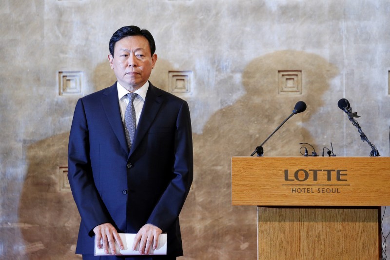 © Reuters. FILE PHOTO: Lotte Group chairman Shin Dong-bin attends news conference in Seoul
