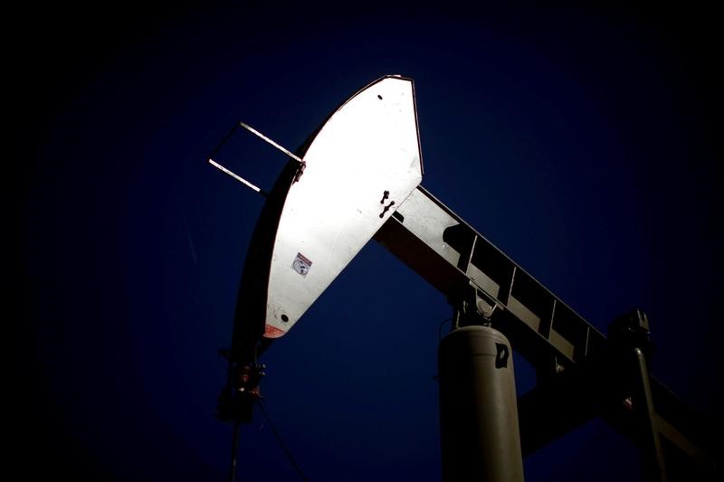 © Reuters. النفط يرتفع بفعل تراجع المخزونات لكن تنامي الإنتاج يكبحه