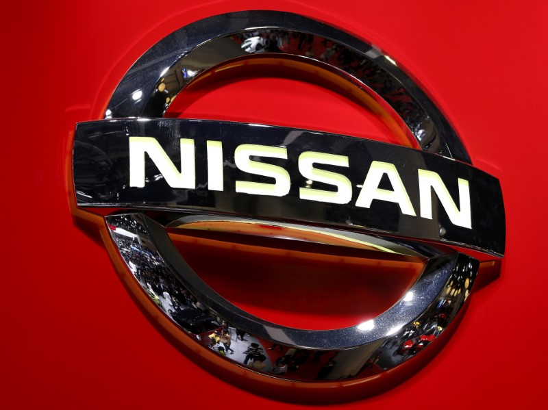 © Reuters. FILE PHOTO - Logo of the Nissan Motor Co. is displayed at the 44th Tokyo Motor Show in Tokyo, Japan