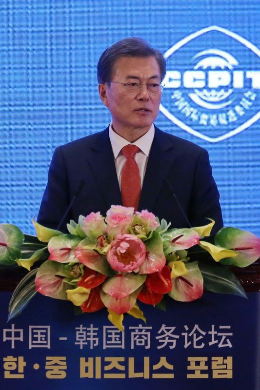 © Reuters. رئيس كوريا الجنوبية يلجأ إلى نجوم السينما والبوب لتحسين العلاقات مع الصين