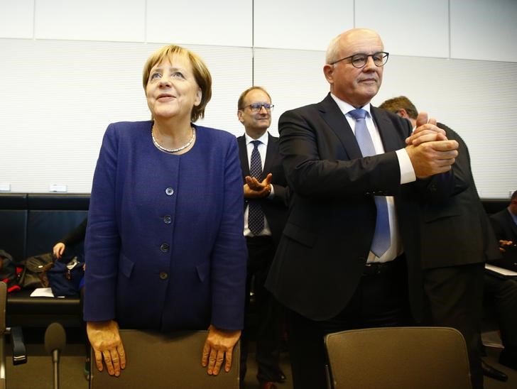 © Reuters. German Chancellor Merkel, leader of the Christian Democratic Union Party (CDU) and Kauder attend their first parliamentary meeting after general election in Berlin
