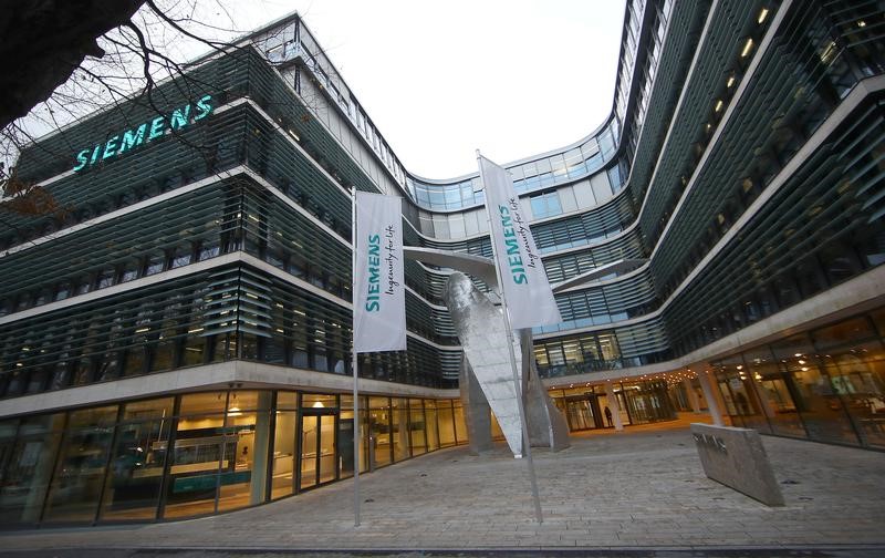 © Reuters. The headquarters of Siemens AG is seen before the company's annual news conference in Munich