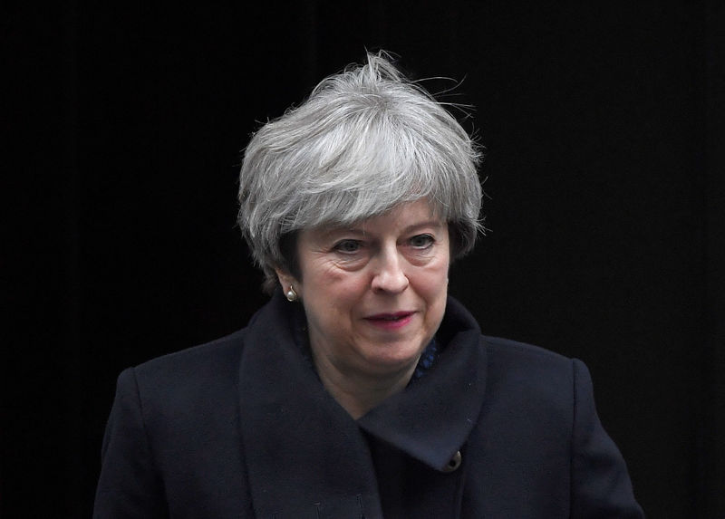 © Reuters. Primeira-ministra britânica, Theresa May, deixa residência oficial em Londres