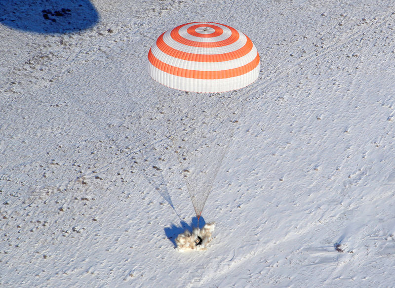 © Reuters. Cápsula transportando os astronautas Paolo Nespoli, da Itália, Sergey Ryazanskiy, da Rússia e Randy Bresnik, dos Estados Unidos, pousa em área remota no Cazaquistão