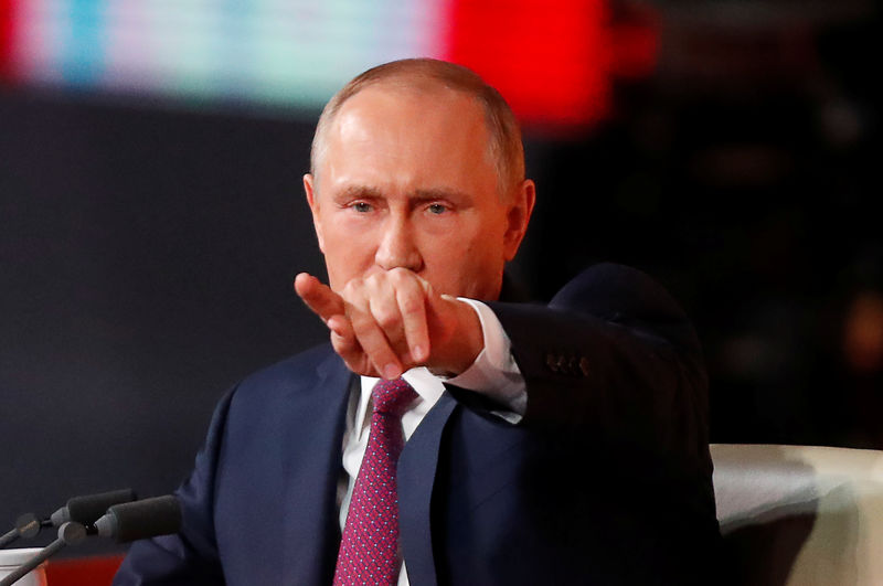 © Reuters. بوتين: روسيا لن تنجر إلى سباق تسلح جديد مع أمريكا