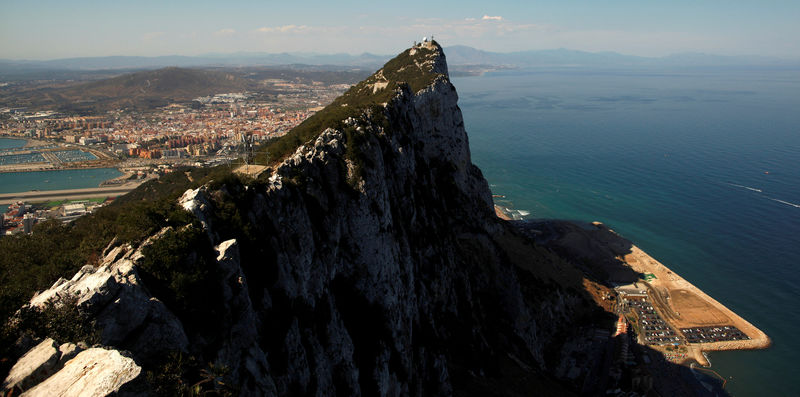 © Reuters. FILE PHOTO: The Spanish city of La Linea de la Concepcion and the Rock, the monolithic limestone promontory, are seen next to the construction of Cape Vantage, in the British overseas territory of Gibraltar
