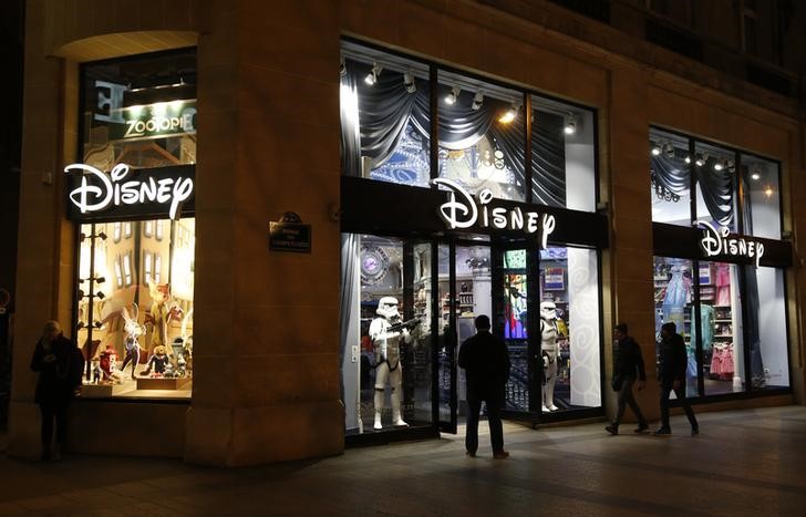 © Reuters. Магазин Disney на Елисейских полях в Париже